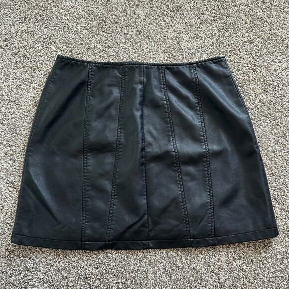 Free People black faux leather zip front mini skirt size 6 - Picture 3 of 8
